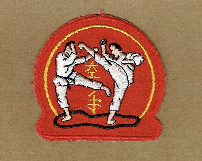 Patch/Écusson Broderie à Coudre - Mouvement de Karaté "Combat" sous un Fond Rouge, Diamètre 9.5 cm