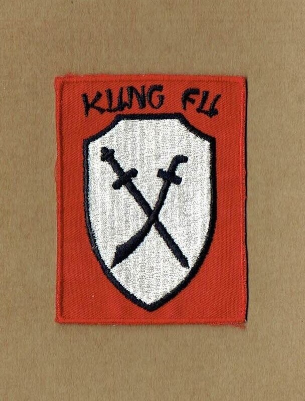 Patch/Écusson Broderie à Coudre - Bouclier Gris avec Deux Sabres Noir dans un Rectangle sous un Fond Rouge, et Logo Noir Patch/Écusson Broderie à Coudre - Bouclier Gris avec Deux Sabres Noir dans un Rectangle sous un Fond Rouge, et Logo Noir "Kung Fu" Dimension 6.5 x 9 cm