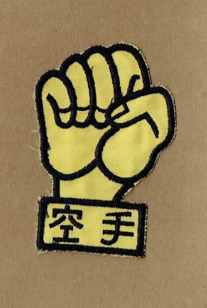 Patch/Écusson Broderie à Coudre - Position d'un Poing de Couleur sous un Fond Jaune, Dimension 7.5 x 11.5 cm