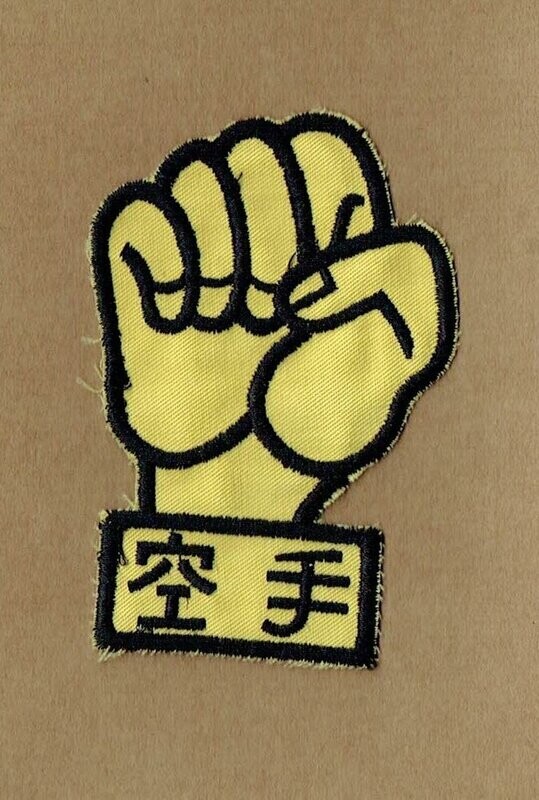 Patch/Écusson Broderie à Coudre - Position d'un Poing de Couleur sous un Fond Jaune, Dimension 7.5 x 11.5 cm