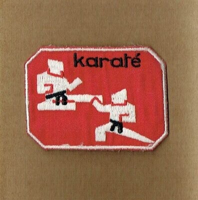 Patch/Écusson Broderie à Coudre - Mouvement d'une Prise de Karaté sous un Fond Rouge, Dimension 9 x 6.4 cm
