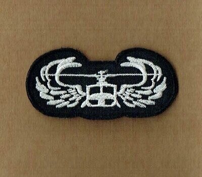 Patch/Écusson Broderie à Coudre - Un Hélicoptère en Blanc, sous un Fond Noir, Dimension 7.6 x 3.8 cm
