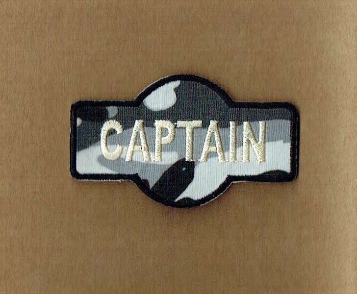 Patch/Écusson Broderie à Coudre -Lego "Captain" sous un Fond Militaire de Couleur Gris, Dimension 7.6 x 4.5 cm