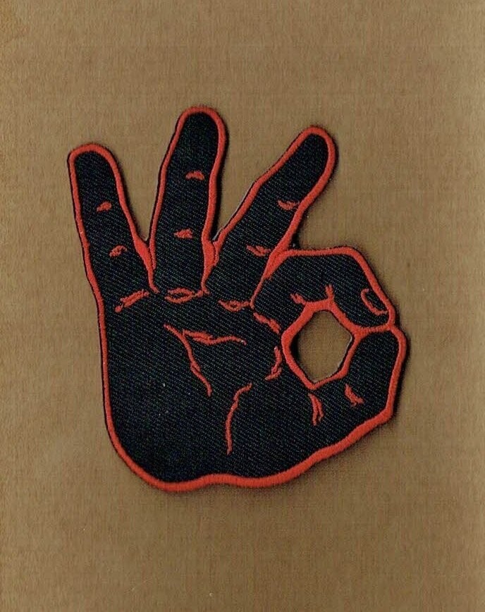 Patch/Écusson Broderie à Coudre - Main Droite en Position "Le  Geste du Vent" sous un Fond Noir avec un Contour Rouge, Dimension 7.5 x 9.5 cm