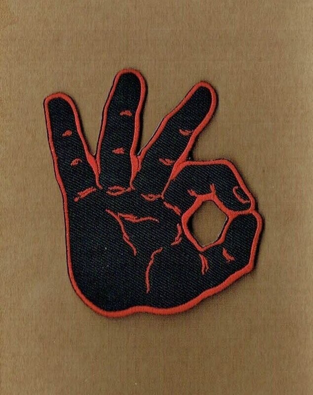 Patch/Écusson Broderie à Coudre - Main Droite en Position "Le  Geste du Vent" sous un Fond Noir avec un Contour Rouge, Dimension 7.5 x 9.5 cm