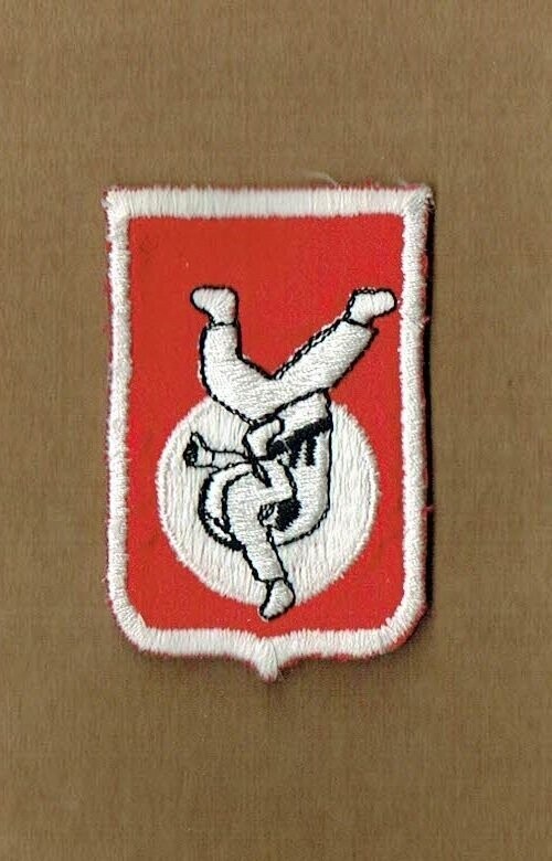 Patch/Écusson Broderie à Coudre - Mouvement d'une Prise de Judo sous un Fond Rouge, Dimension 5 x 7.5  cm