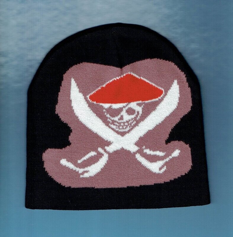 Un Bonnet Noir avec une Déco "Deux Sabres un Crâne de Pirate" en Blanc et son Chapeau Rouge sur Fond Gris