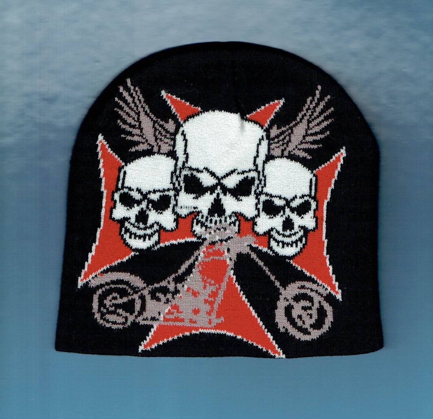Un Bonnet Noir avec en Déco "3 Crânes Blanc sur une Croix Biker Rouge" sur Fond une  Moto Gris, Paire d'Ailes