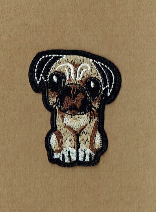 Patch/Écusson Broderie à Coudre - Un Chiot avec ses gros Yeux Marron/ Crème, son Contour Noir, Dimension 6.8 x 5 cm