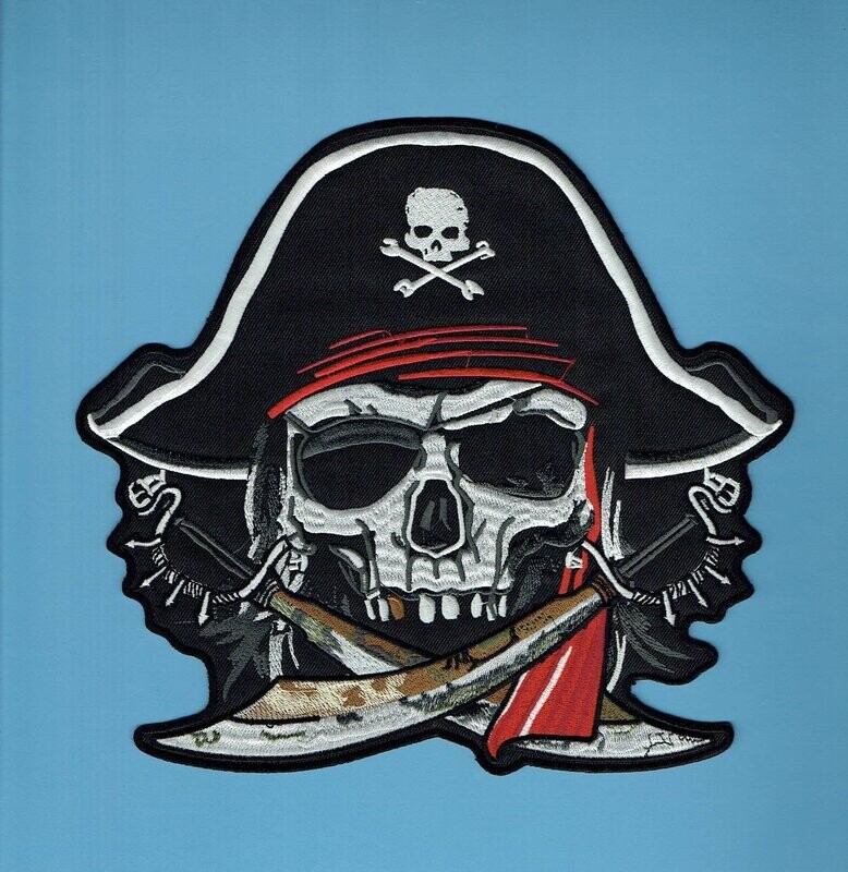 Patch/Écusson Broderie à Coudre - Un Crâne de Pirate, son Bandana, ses deux Sabres et son Chapeau vous Salut, Dimension 23 x 25 cm