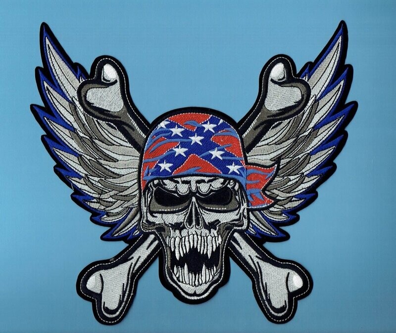 Patch/Écusson Broderie à Coudre - Un Magnifique Crâne, d'une Paire d'Aile, deux OS et son Bandana Logo Patch/Écusson Broderie à Coudre - Un Magnifique Crâne, d'une Paire d'Aile, deux OS et son Bandana Logo "X"avec Étoiles, Fond Gris/Noir, Dimension 28 x 27 cm