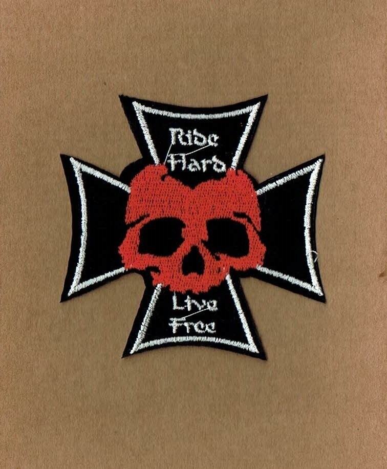 Patch/Écusson Broderie à Coudre - Une Croix Biker avec un Crâne Rouge Centré sous un Fond Noir, avec "Ribe Hard" & "Live Free", Dimension 8.5 x 8.5 cm
