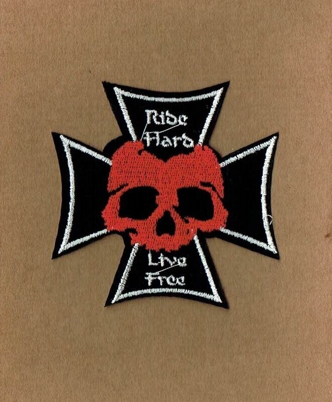 Patch/Écusson Broderie à Coudre - Une Croix Biker avec un Crâne Rouge Centré sous un Fond Noir, avec Patch/Écusson Broderie à Coudre - Une Croix Biker avec un Crâne Rouge Centré sous un Fond Noir, avec "Ribe Hard" & "Live Free", Dimension 8.5 x 8.5 cm