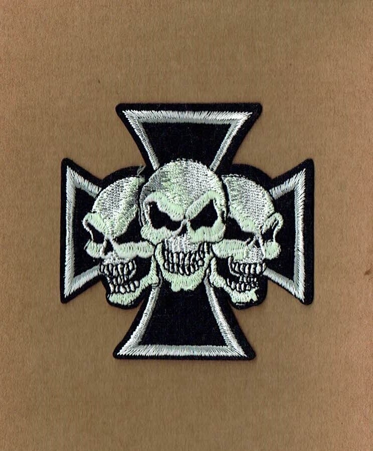 Patch/Écusson Broderie à Coudre - Croix Biker avec Trois Crânes Gris/Vert, sous un Fond Noir, Dimension 8.5 x 8.5 cm