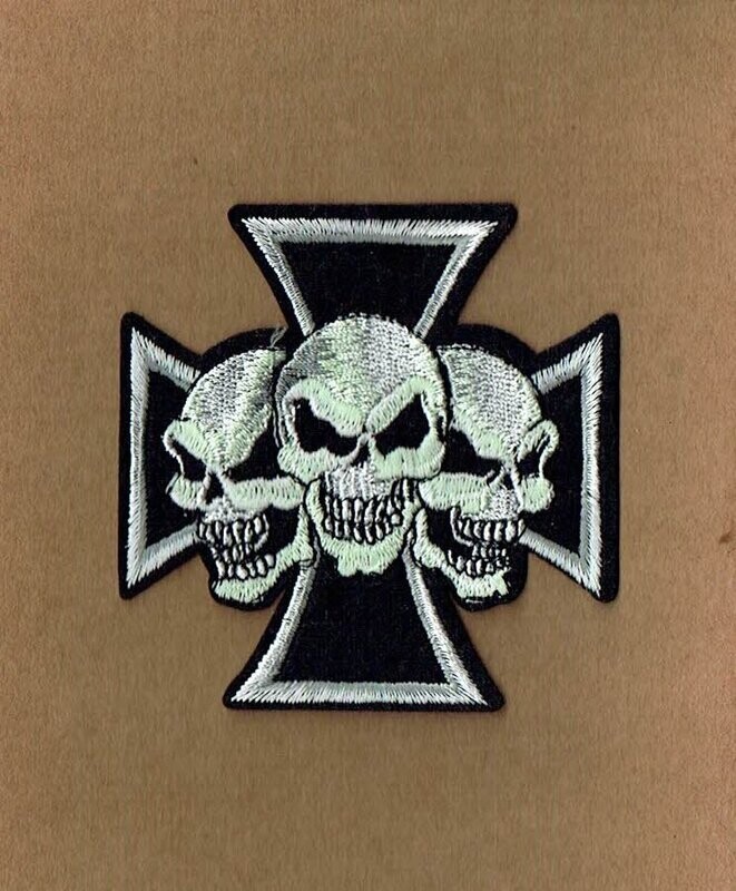 Patch/Écusson Broderie à Coudre - Croix Biker avec Trois Crânes Gris/Vert, sous un Fond Noir, Dimension 8.5 x 8.5 cm