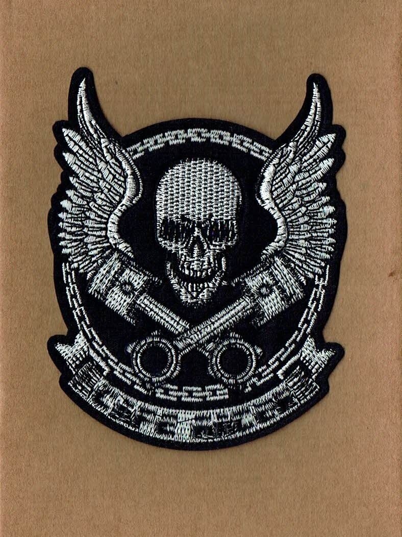 Patch/Écusson Broderie à Coudre - Un Crâne, une Paire d'Aile et une Paie de Piston de Couleur Gris/Noir, Dimension 9.8 x 12.2 cm