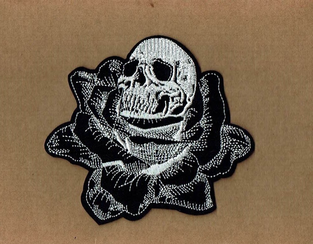 Patch/Écusson Broderie à Coudre  - Un Crâne Blanc sur une Belle Rose Noire/Gris pour émerveillée votre Douceur, Dimension 11 x10 cm