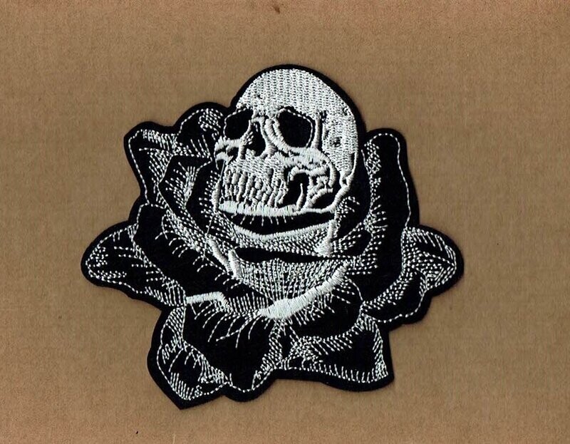 Patch/Écusson Broderie à Coudre  - Un Crâne Blanc sur une Belle Rose Noire/Gris pour émerveillée votre Douceur, Dimension 11 x10 cm