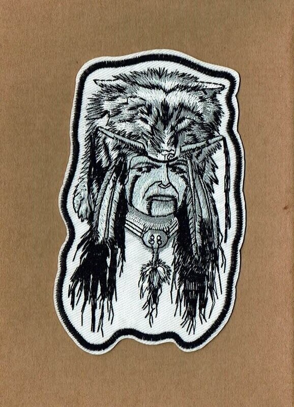 Patch/Écusson Broderie à Coudre - Portrait d'un Indien vêtu d'un Patch/Écusson Broderie à Coudre - Portrait d'un Indien vêtu d'un "Chapeau/Loup" avec des Plumes et Porte son Collier de Protection, sous un Fond Blanc, Dimension 8 x 13 cm