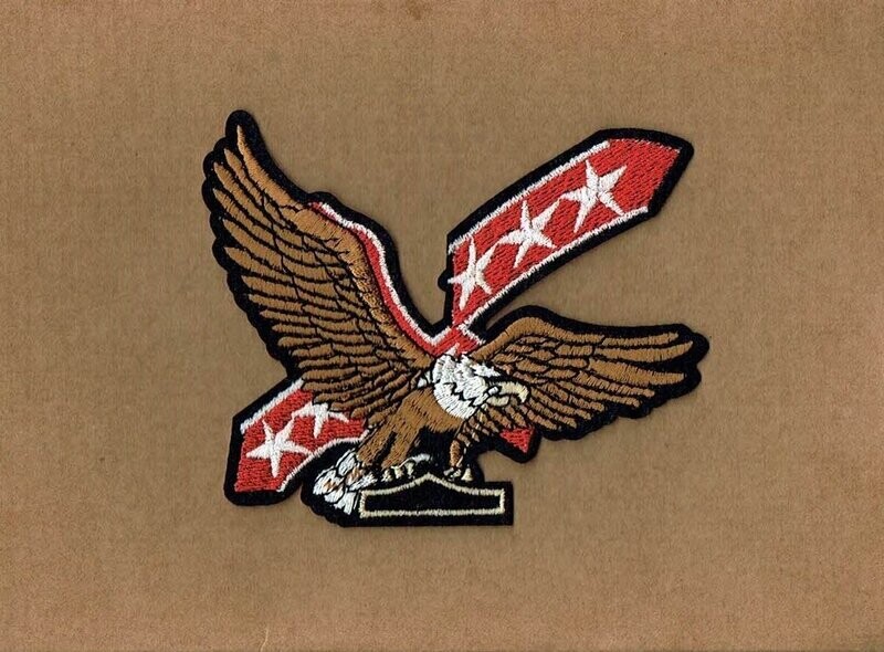 Patch/Écusson Broderie à Coudre - Un Aigle de Couleur Marron/Or Volant sur les Vallées, avec sa Banderole de Cinq Étoiles Blanc sous un Fond Rouge, Dimension 10 x 8.5 cm Patch/Écusson Broderie à Coudre - Un Aigle de Couleur Marron/Or Volant sur les Vallées, avec sa Banderole de Cinq Étoiles Blanc sous un Fond Rouge, Dimension 10 x 8.5 cm