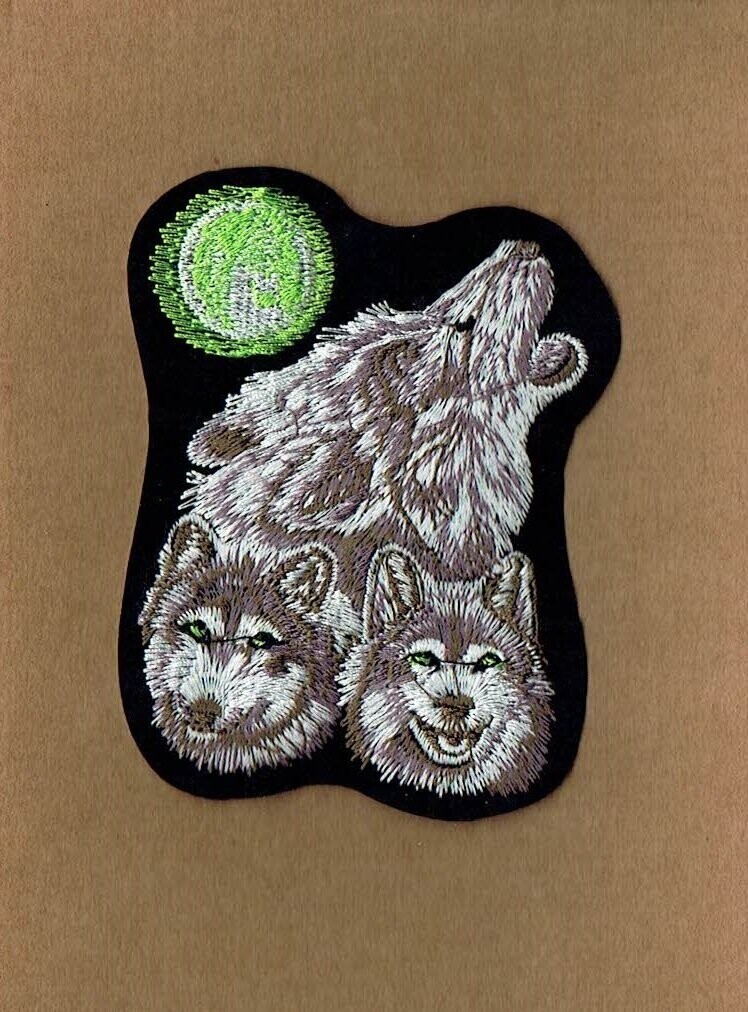 Patch/Écusson Broderie  à Coudre - Portrait de Trois Loups Marron/Gris sous une Lune Verte, sous un Fond Noir, Dimension 8 x 10.5 cm