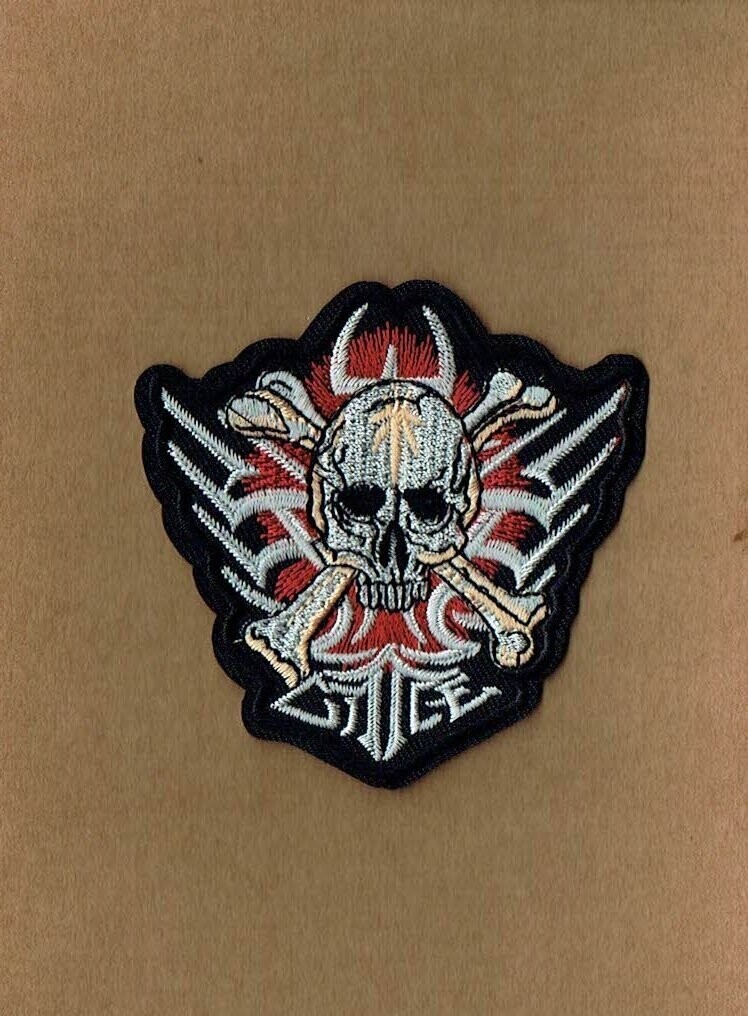 Patch/Écusson Broderie à Coudre - Un Crâne Gris/Jaune avec Deux Os entouré  de Symbole Celtique sous un Fond Rouge, Noir, Dimension 8.6 x 8.6 cm