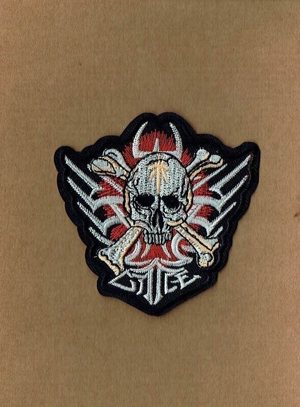 Patch/Écusson Broderie à Coudre - Un Crâne Gris/Jaune avec Deux Os entouré  de Symbole Celtique sous un Fond Rouge, Noir, Dimension 8.6 x 8.6 cm