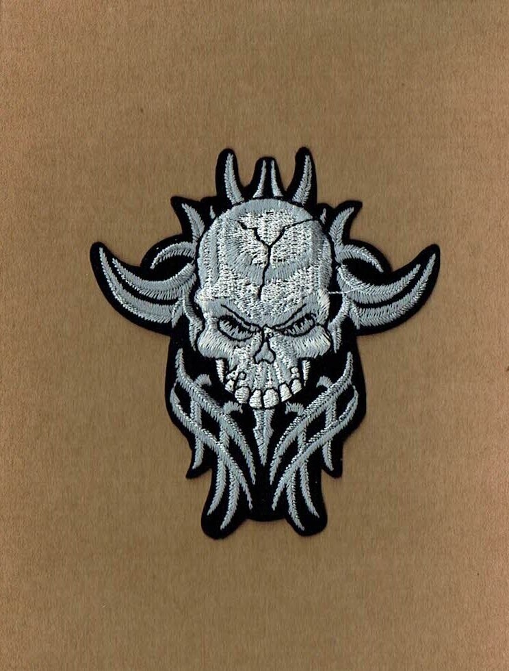 Patch/Écusson Broderie à Coudre - Un Crâne Gris avec un Dentier, Entouré de Symbole, Dimension 8.5 x 9.5 cm
