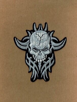 Patch/Écusson Broderie à Coudre - Un Crâne Gris avec un Dentier, Entouré de Symbole, Dimension 8.5 x 9.5 cm