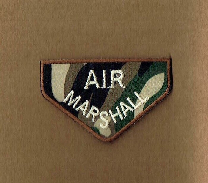 Patch/Écusson Broderie à Coudre - Un Grade "Air Marshall" sous un Fond Couleur Camouflage Militaire, Dimension 7.4 x 4.7 cm