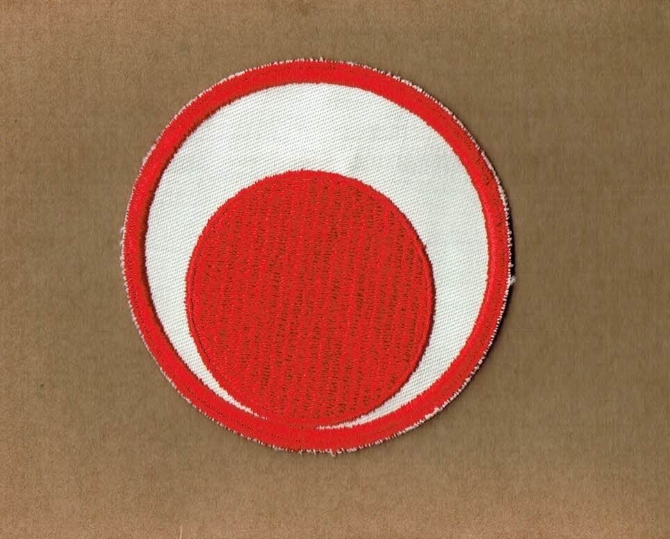 Patch/Écusson Broderie à Coudre - Point Rouge Bas Fond Blanc Diamètre 9.5 cm