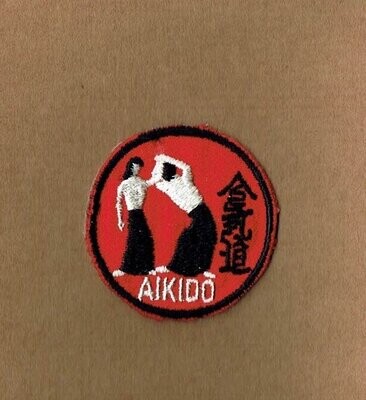 Patch/Écusson Broderie à Coudre - Une position d Aïkido sous un Fond Rouge, Diamètre 6 cm