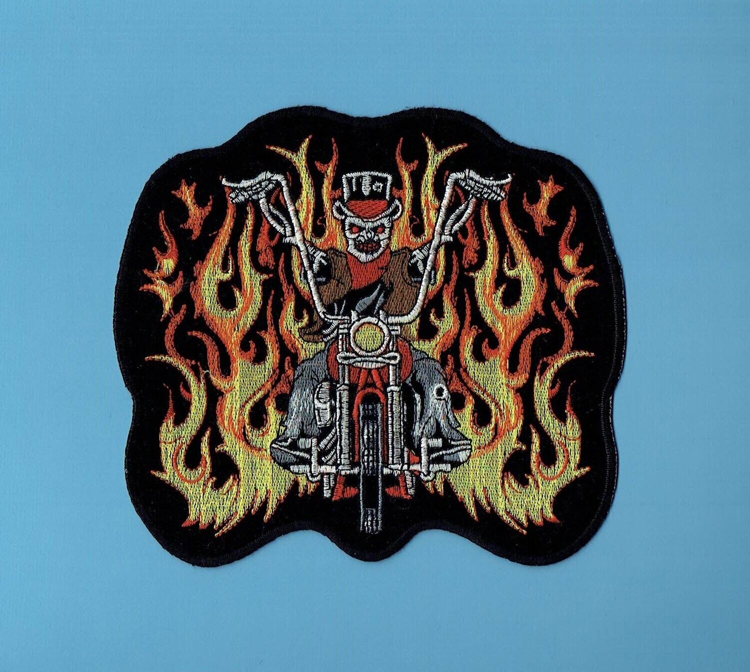 Patch/Écusson Broderie à Coudre - Un Motard Biker/Chat sur sa Choper Enflammée Roule sur la Route 66, de Couleur Feu/Rouge/Gris/Marron, Dimension 17.6 x 16 cm