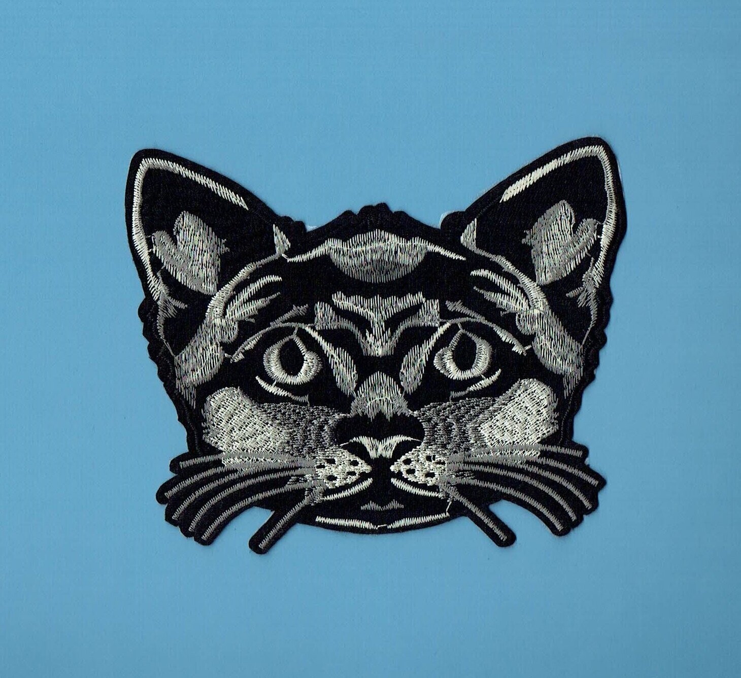 Patch/Écusson Broderie à Coudre - Un Portrait d'un Chat de Couleur Noir/Blanc, Dimension 13.4 x 16.5 cm