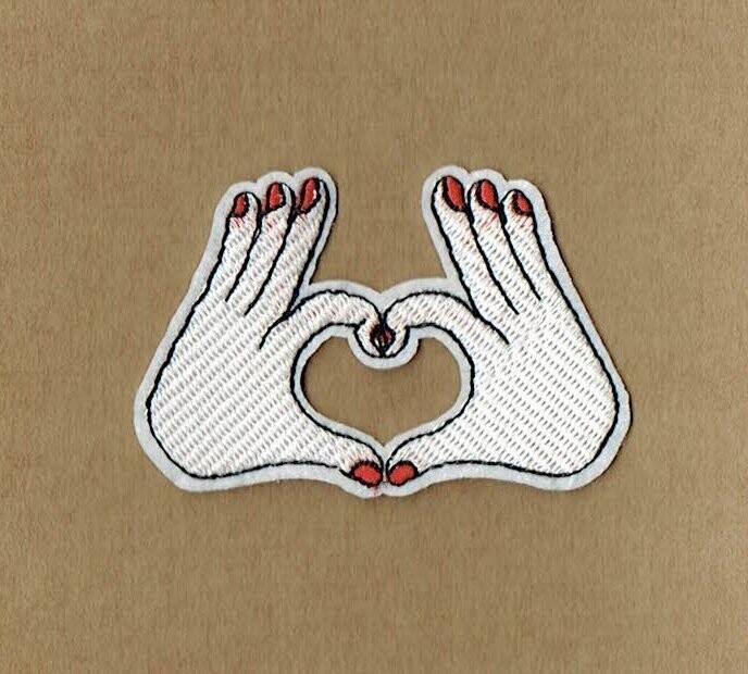 Patch/Écusson Broderie à Coudre - Une Paire de Main effectuant le signe de l'Amour "Cœur"  7.8 x 5 cm