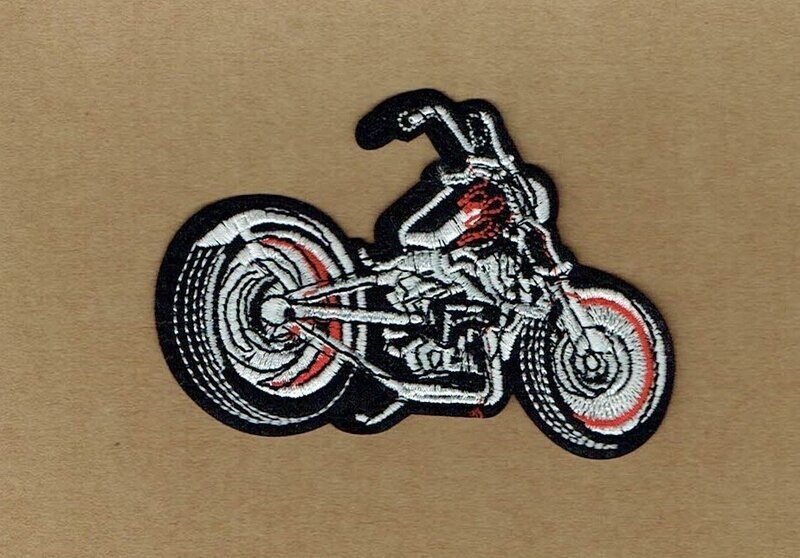 Patch/Écusson Brodé à Coudre - Moto Style Chopper de Couleur Rouge, Blanc, Gris, sous un Fond Noir, Dimension 10 x 7 cm