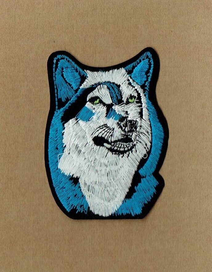 Patch/Écusson Broderie à Coudre - Portrait d'un Loup Blanc/Bleu, Dimension 9.5 x 6.5 cm