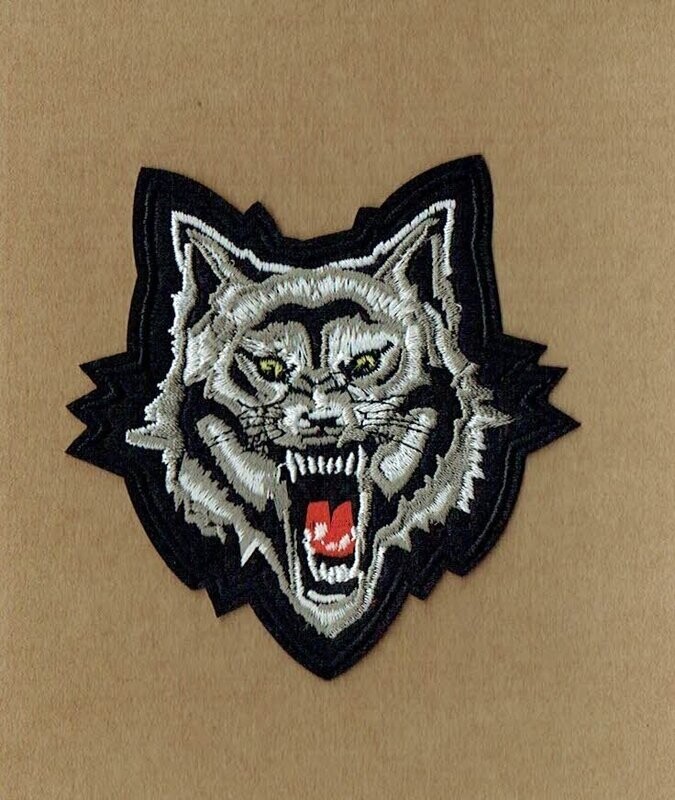 Patch/Écusson Broderie à Coudre - Portrait d'un Loup Noir/Blanc, très Encolére, montre ses Crocs, Dimension 10 x 9 cm