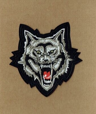 Patch/Écusson Broderie à Coudre - Portrait d'un Loup Noir/Blanc, très Encolére, montre ses Crocs, Dimension 10 x 9 cm
