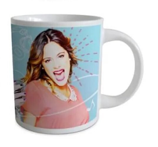 Mug Violetta n°4  Représentant son Portait et Chante sur Fond Bleu, pour une Capacité de 237 ml,  En Céramique
