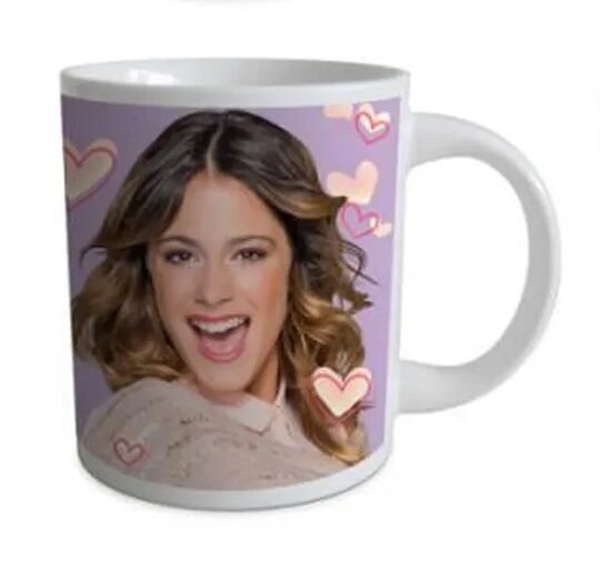 Mug Violetta n°3  Représentant son Portait avec des Petits Cœurs Volant sur Fond Violet, pour une Capacité de 237 ml,  En Céramique