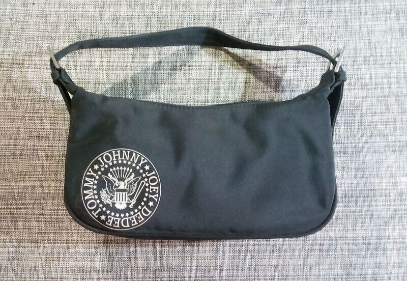Sac à Main de Couleur Noir  - Groupe Rock Ramones - Logo Prénoms -Tommy Johnny Dee Dee Joey - Dimension : 30x14x4 cm