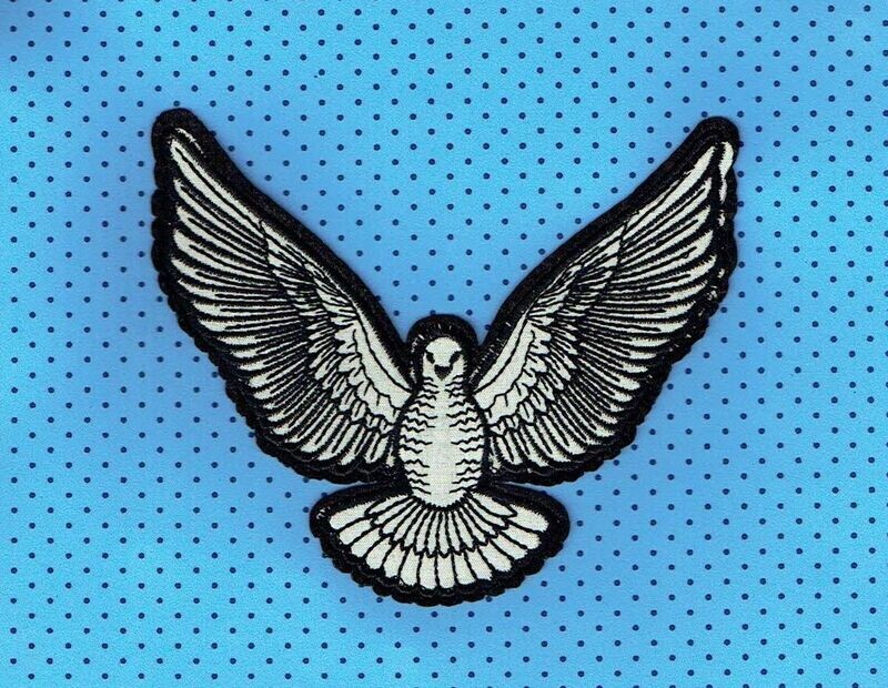 Patch/Écusson Broderie à Coudre - Une Colombe Volante blanche avec du Gris/Noir vous donnera bienveillance, Dimension 12.6 x 9.8 cm