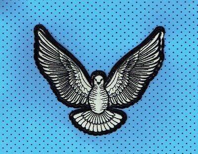 Patch/Écusson Broderie à Coudre - Une Colombe Volante blanche avec du Gris/Noir vous donnera bienveillance, Dimension 12.6 x 9.8 cm
