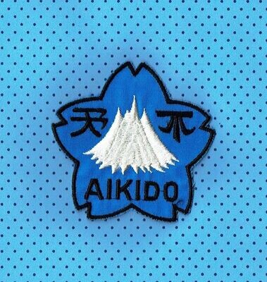 Patch/Écusson Broderie à Coudre - Une Montagne Blanc et Logo "Aïkido" dans une Forme de Pentagone sous un Fond Bleu pour une Dimension 8 x 8 cm