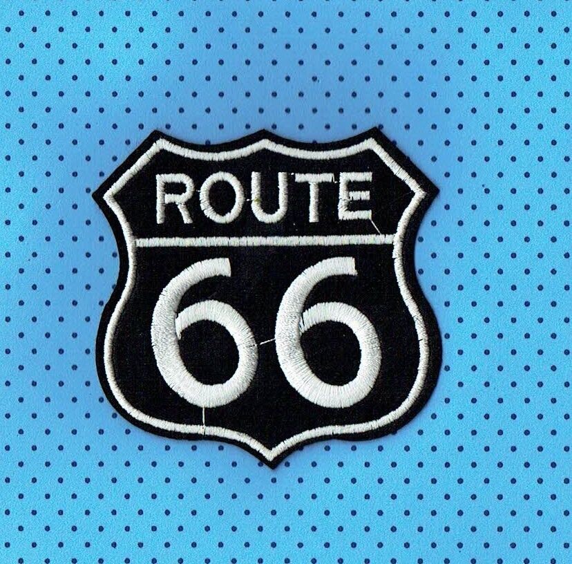 Patch/Écusson Brodé à Coudre - Dans un Bouclier "Route 66"sous un Fond Noir avec Contour Blanc, Dimension 8.5 x 8.5 cm