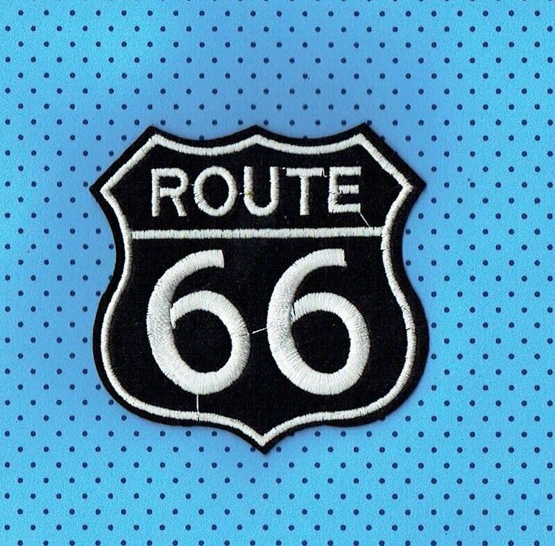 Patch/Écusson Brodé à Coudre - Dans un Bouclier "Route 66"sous un Fond Noir avec Contour Blanc, Dimension 8.5 x 8.5 cm