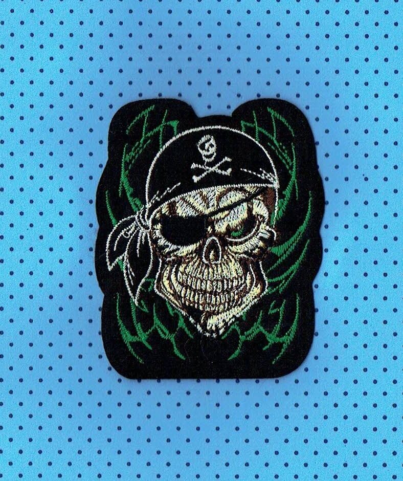 Patch/Écusson Broderie à Coudre - Portrait d'un Pirate Marron avec son Bandana Noir sous un Fond Noir, Dimension 9.3 x 7.3 cm