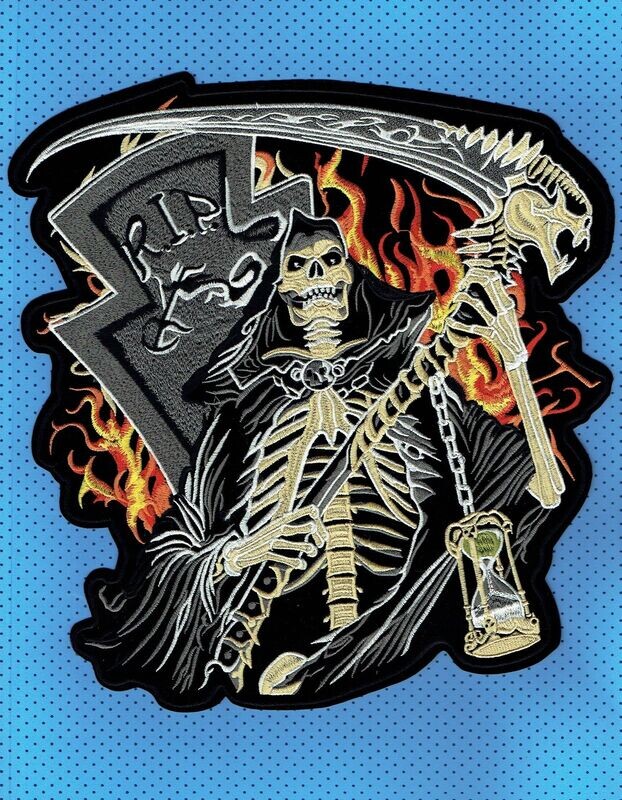 Patch/Écusson Broderie à Coudre - Une Faucheuse sur la Tombe de Patch/Écusson Broderie à Coudre - Une Faucheuse sur la Tombe de "R.I.P." en Feu, Brandi sa Fourche "Ne pas Toucher", il conte le Temps avec son Sablier, Sinon... Dimension 28 x 32 cm