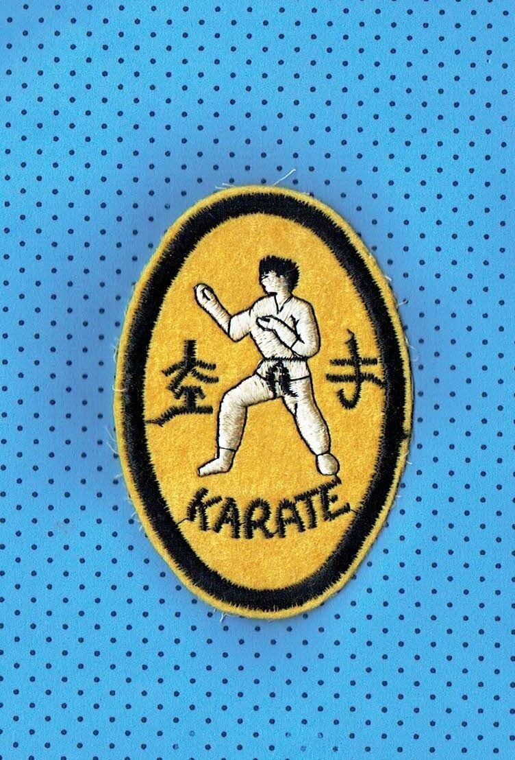 Patch/Écusson Broderie à Coudre - Position de Base "Karaté" Sous un Fond Jaune en Forme Ellipse pour une Dimension 10.5 x 7.4 cm